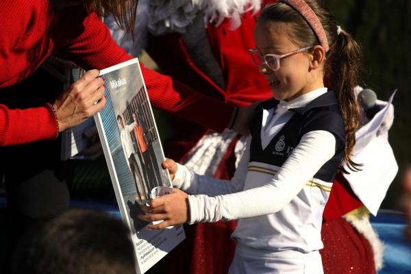 Mikakus Barcelona sorteó dos cheques regalos para canjear por dos pares de sus bambas durante la Jornada de Navidad Familiar