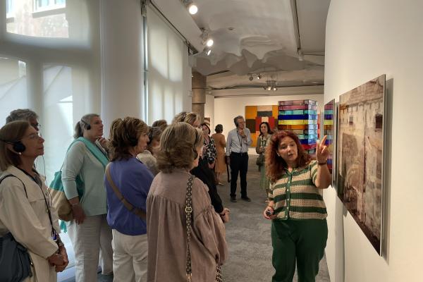 24 socis visiten l'exposició de Sean Scully a la Pedrera