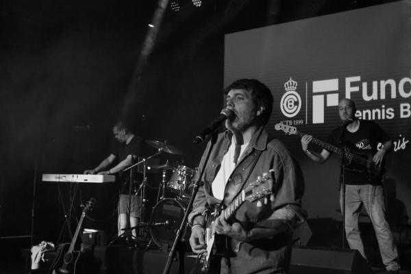 El Dr. Gonzo omple Luz de Gas de música
