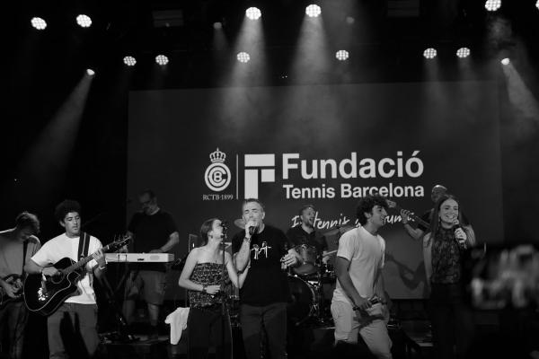 El Dr. Gonzo omple Luz de Gas de música