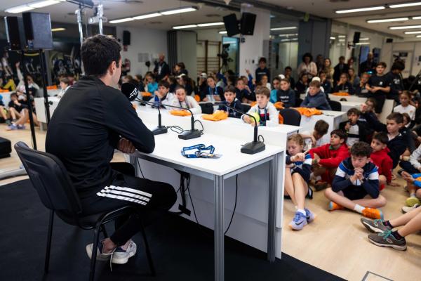 Roda de premsa de Jaume Munar amb nens i nenes