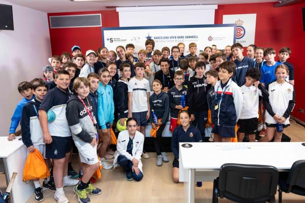 Roda de premsa de Jaume Munar amb nens i nenes