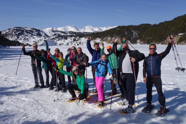 Els socis gaudeixen a la sortida amb raquetes de neu al Pirineu