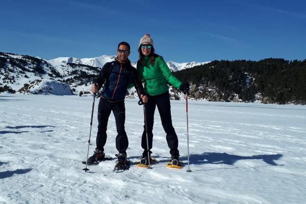 Els socis gaudeixen a la sortida amb raquetes de neu al Pirineu