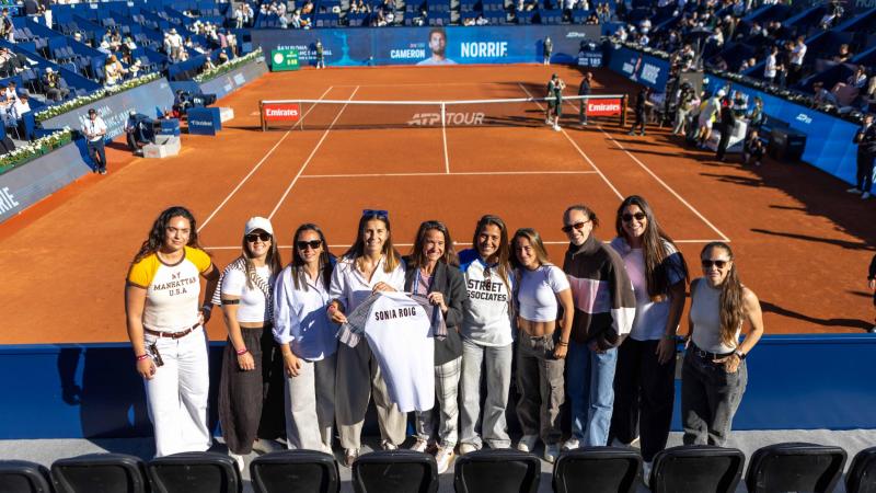 Las futbolistas del FC Badalona Women entregan una camiseta a Sònia Roig